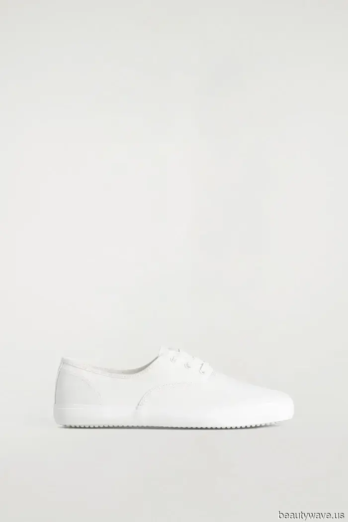 It girls are aware that effortless summer outfits begin with white sneakers and this emerging anti-denim pant trend.