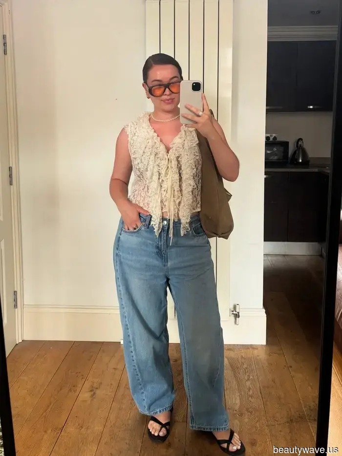 Nicht schmal, nicht weit&mdash;das sind die M&S Jeans, die schicke Frauen den ganzen Frühling über mit Blusen tragen werden.