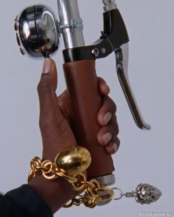 L'ultima uscita del 2026 di Celine è pura gioia, e gli accessori sono così divertenti.