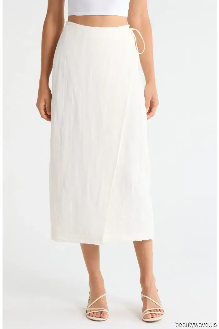 While everyone is discussing fall trends, fashionable women are still sporting this elegant summer essential.