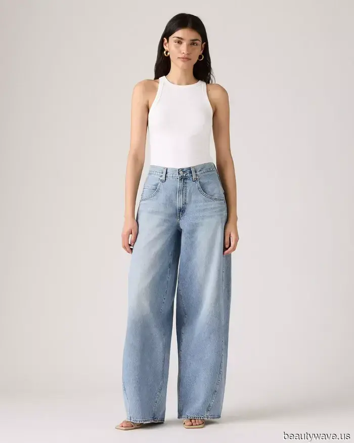 FYI: Se indossi questa tendenza di sneaker datata nell'autunno 2025, assicurati di abbinarla a jeans larghi.