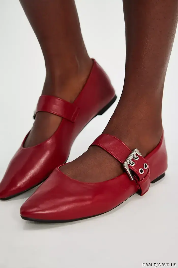 Шикарные французские женщины носят эти тренды плоской обуви с чем угодно в 2026 году.