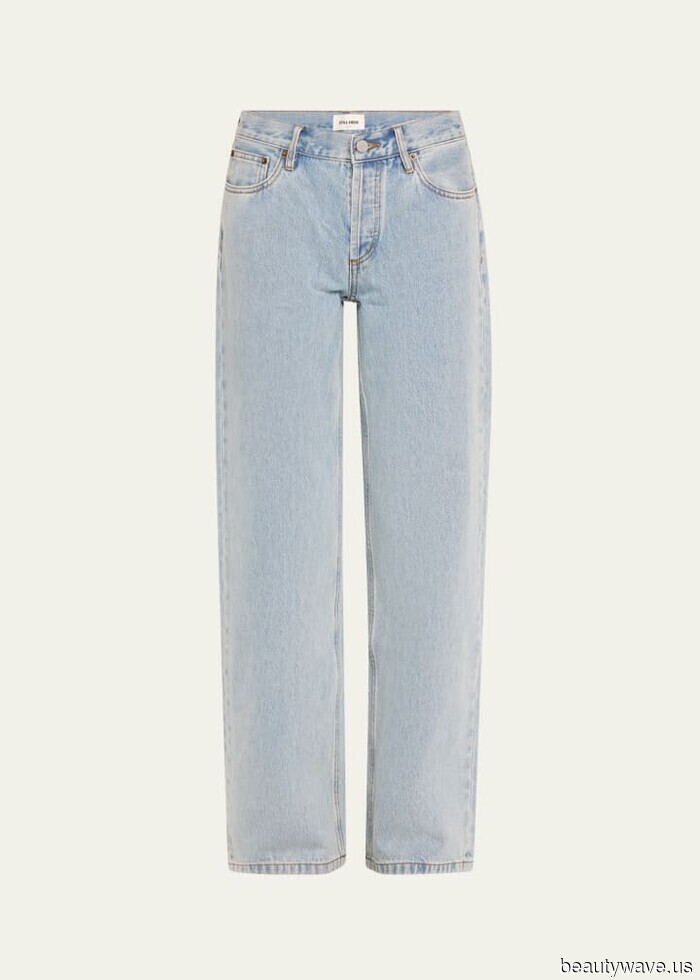 This is the denim color trend that everyone is pairing with high heels (and no, it’s not black).