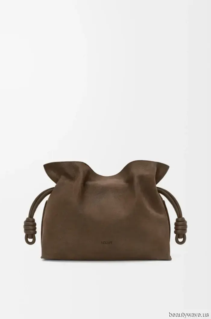 Tra tutte le nuove borse di design, le donne eleganti continuano a tornare a questo stile senza tempo e anti-tendenza.