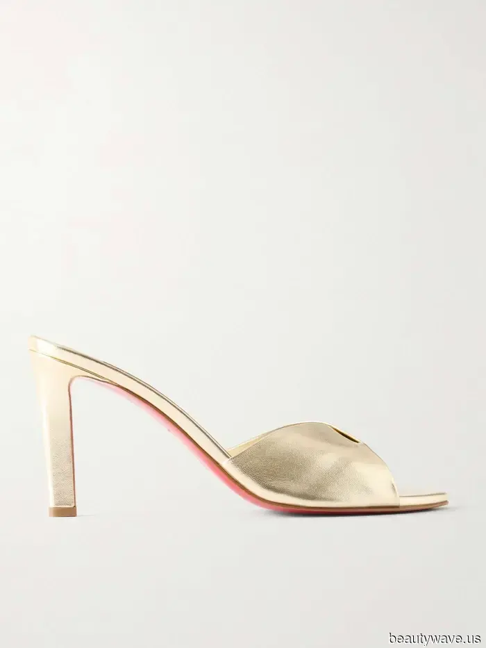 All-White-Outfits wirken sofort gehoben mit diesem unerwarteten Schuhfarbentrend.