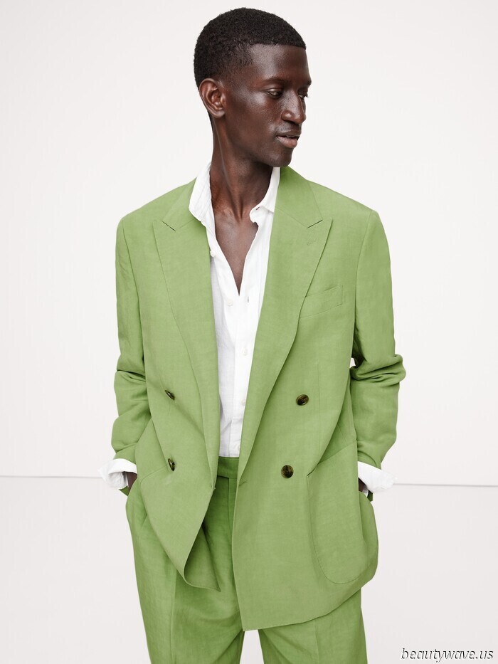 As a Shopping Director residing in Banana Republic, here are the 40 items that I consider to be the most stylish at the moment.