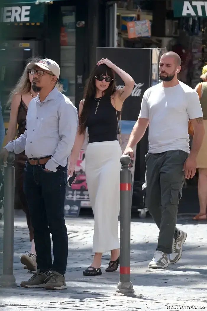 This Is the Stylish Skirt Color Trend That Chic Dressers in Rome Are Now Pairing With Black Flats.
