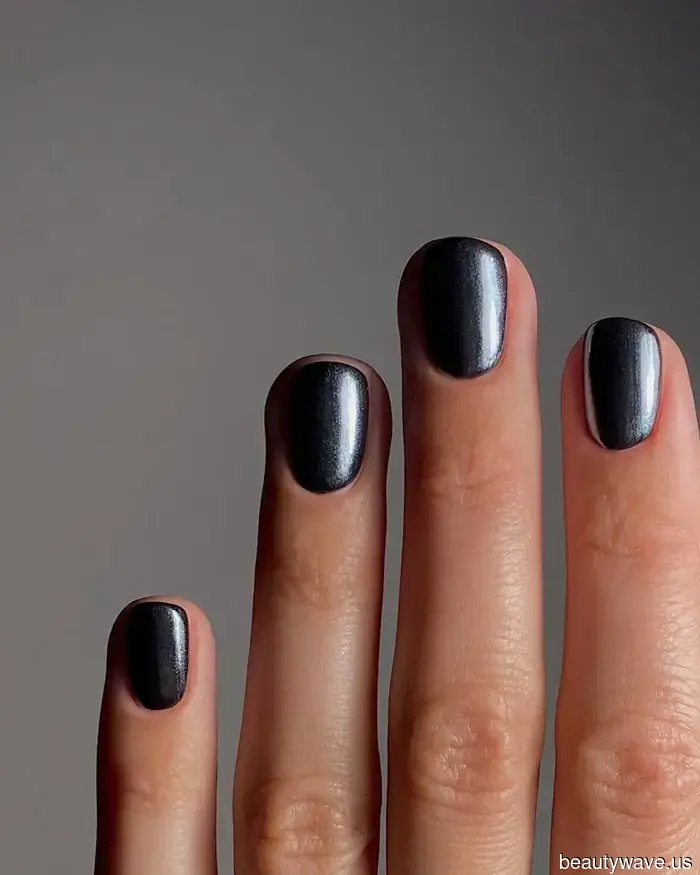 Elegante, senza tempo e ovunque guardi: I soli 9 colori di smalto scuro di cui hai bisogno per una manicure ultra-lussuosa
