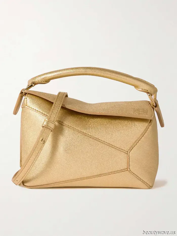 This Loewe bag is a favorite among fashion enthusiasts—I put it to the test to determine if it lives up to the hype.