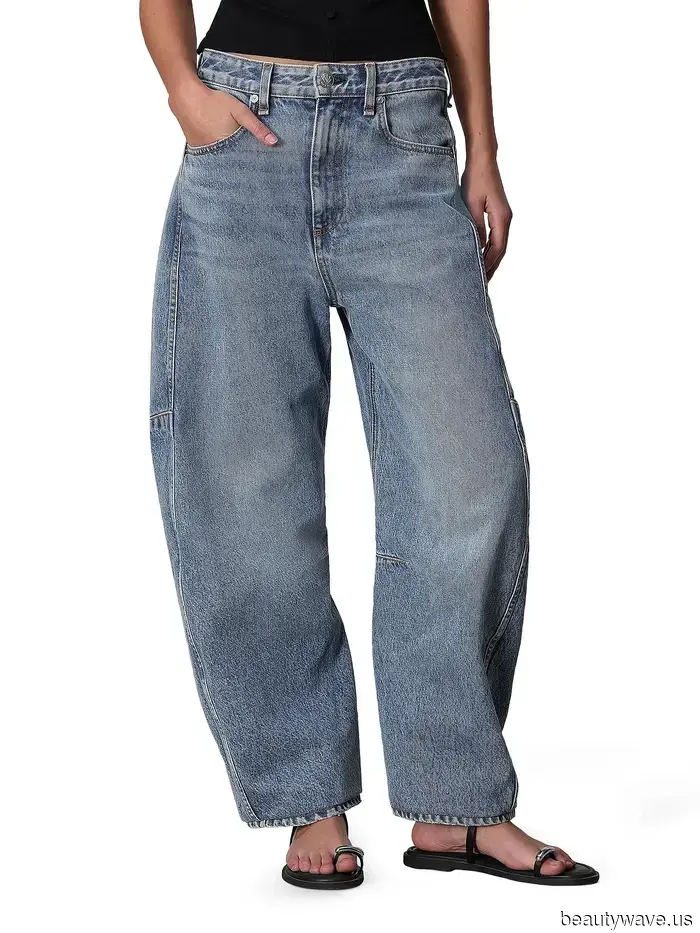 The Distinctive Style That Everyone Fashionable in NYC Will Adopt When Pairing Boots with Jeans This Fall