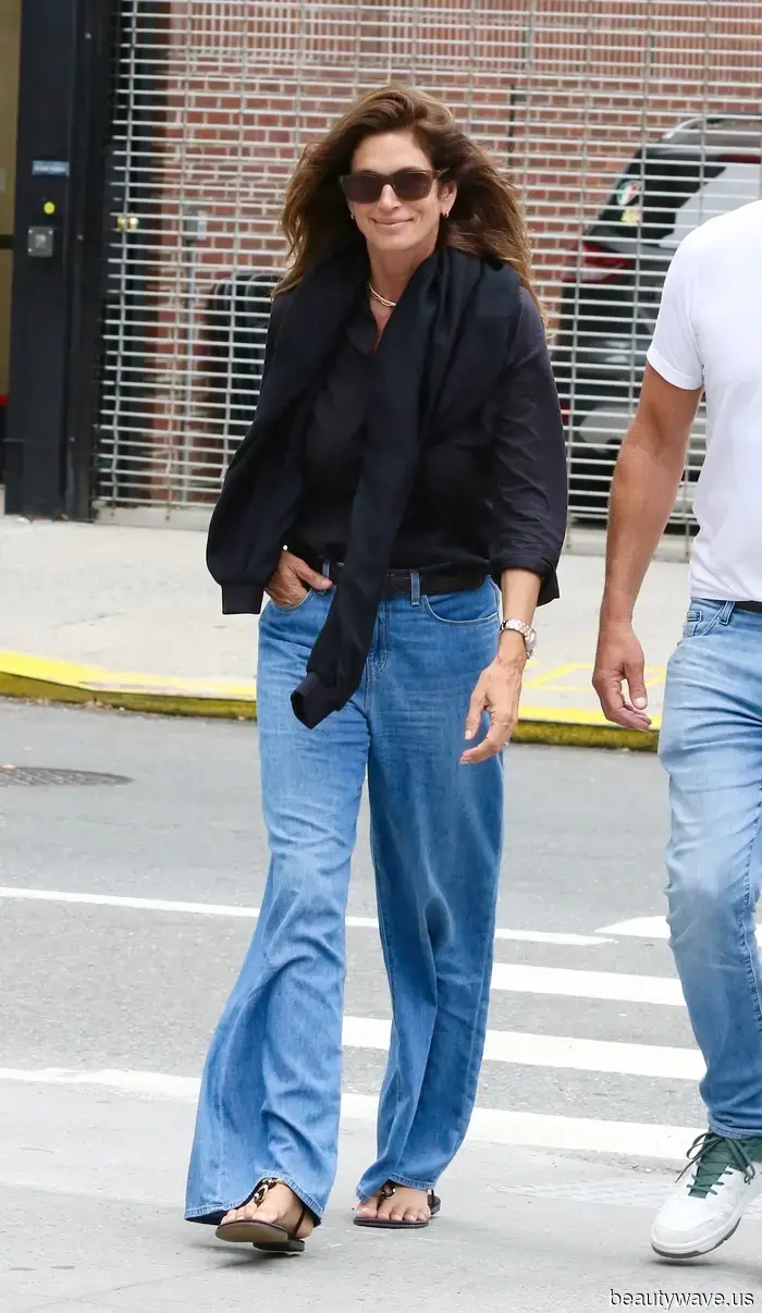 Non Sneakers&mdash;Le Donne Più Cool Nei Loro 60 e 40 Anni Indossano Jeans Dritti Con Queste Scarpe Invece