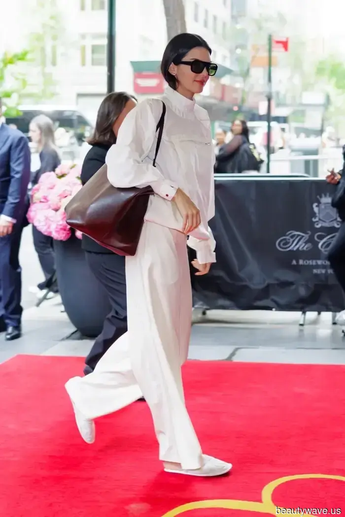 Si amas los zapatos The Row de Kendall y Elsa, la versión de Zara de $40 es casi imposible de distinguir.