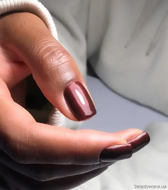 Elegante, senza tempo e ovunque guardi: I soli 9 colori di smalto scuro di cui hai bisogno per una manicure ultra-lussuosa