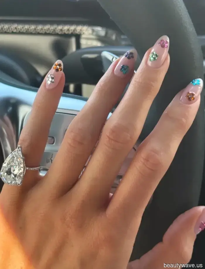 Las Uñas Brillantes Están *Tan* de Vuelta para el Verano&mdash;Dua, Kylie y Sabrina Todas Apoyan la Tendencia