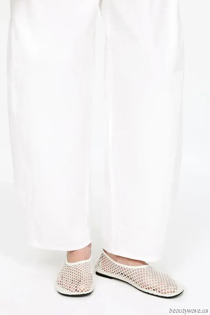 The fashionable flat shoes that individuals who prefer not to wear sandals are opting for with jeans and skirts instead.