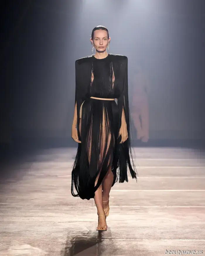 El desfile de primavera 2026 de Mugler es una colisión seductora de exuberancia, fetiches y futurismo.