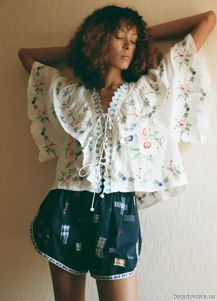 Soy una mamá fashion que trabaja en Nueva York&mdash;Estos son los tops elegantes que uso con jeans y pantalones.