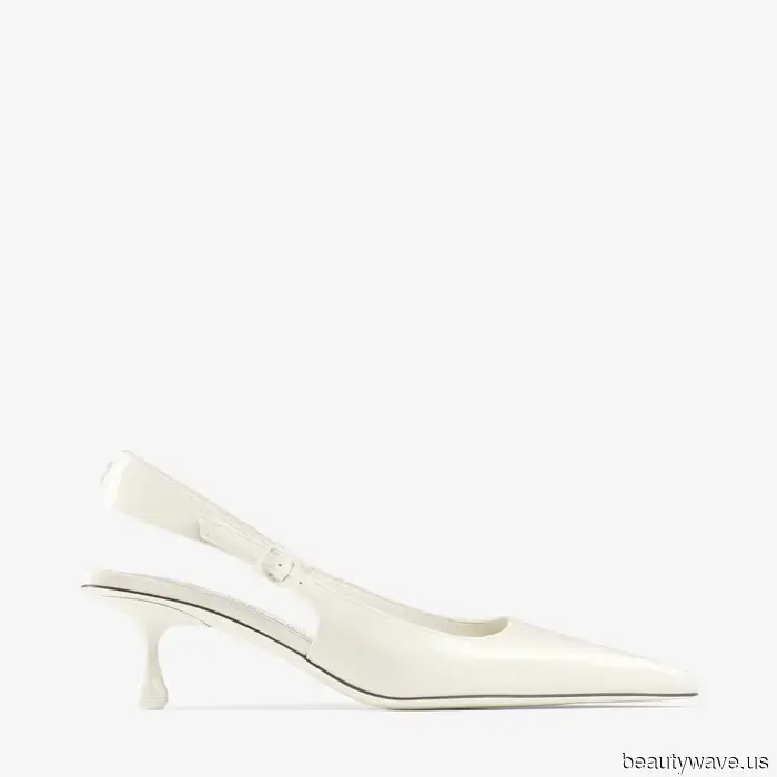 Va bene, sono convinto—le calze velate sembrano più eleganti con questa tendenza di scarpe "economiche" degli anni '90