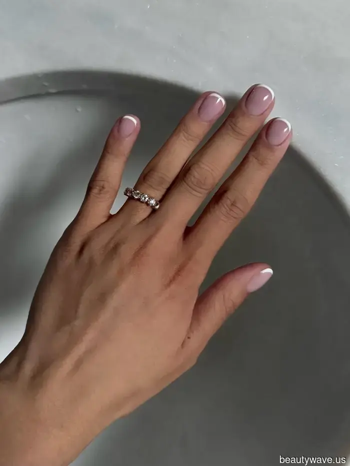 Модные люди сейчас носят французский маникюр&mdash;11 стильных дизайнов, которые мы возьмем в салон