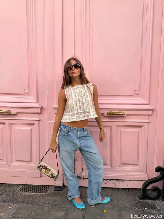 Las mujeres elegantes han comenzado a usar sus jeans de esta manera específica en silencio.