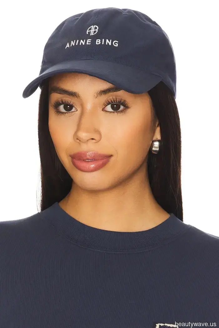 Предметы до 100 долларов, которые я добавляю в свой гардероб перед 2026 годом, чтобы носить с джинсами