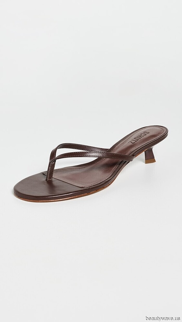 This is the denim color trend that everyone is pairing with high heels (and no, it’s not black).