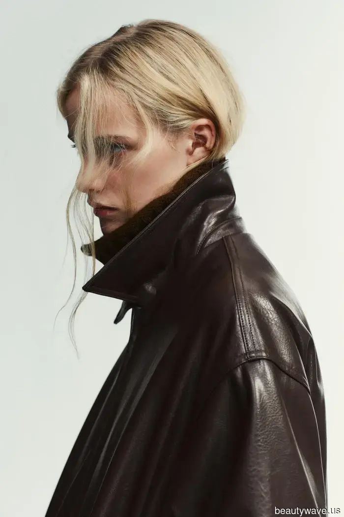 Olivia Dean ha appena volato per 18 ore con il completo di jeans e giacca di pelle che indosserei per una serata a Londra.