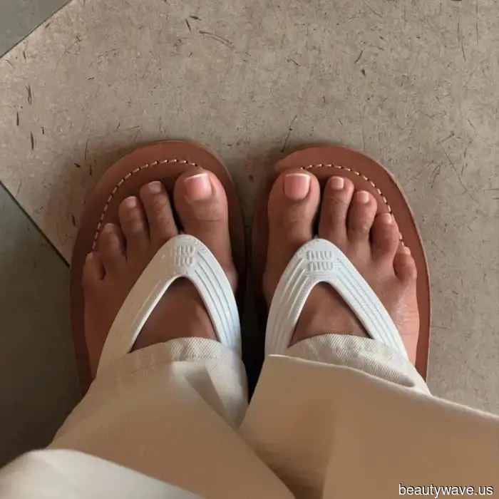 Estoy en el ánimo de un pedicura fresca&mdash;Estos 6 tonos estarán en los pies de todos en agosto.