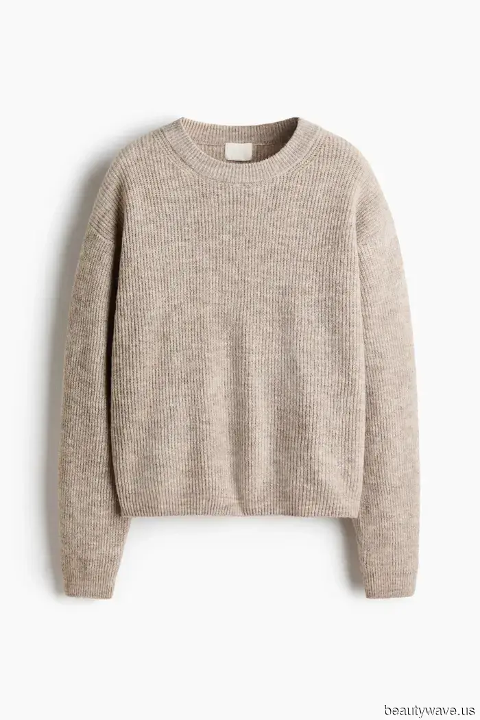 Lily Collins ha appena indossato la tendenza delle scarpe flat di lusso che rende i pantaloni da lounge eleganti invece di pigri.