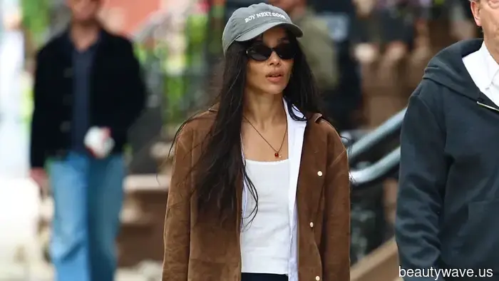 Le ragazze alla moda sanno che abbinare questa tendenza dei pantaloni con una borsa in rafia è il nuovo outfit di primavera.