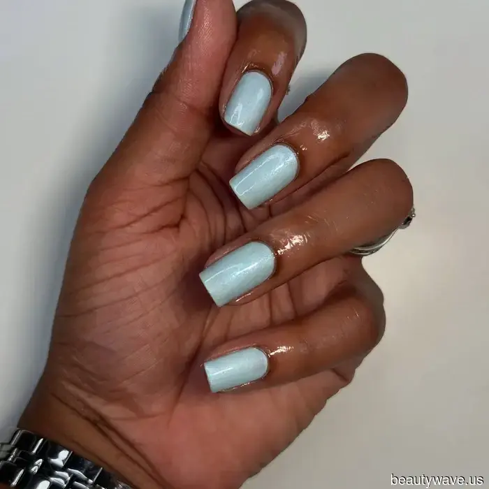 Pausa el Sheer Manis&mdash;Este esmalte "Casi Neutro" está listo para dominar el verano de 2026.