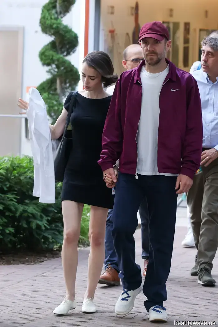 Espera&mdash;En lugar de bailarinas, prueba la tendencia alternativa de zapatos planos que Lily Collins acaba de usar en París.