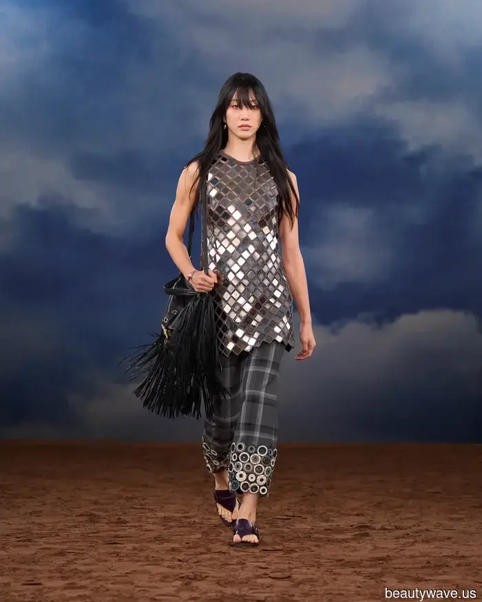 La nuova estetica della primavera 2026 è il vestire glamour da festival musicale, secondo Burberry.