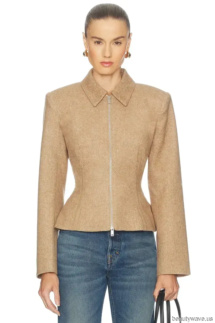 I Peplum Sono Tornati di Moda Quest'Anno&mdash;Ecco il Modo Aggiornato di Indossarli nel 2026