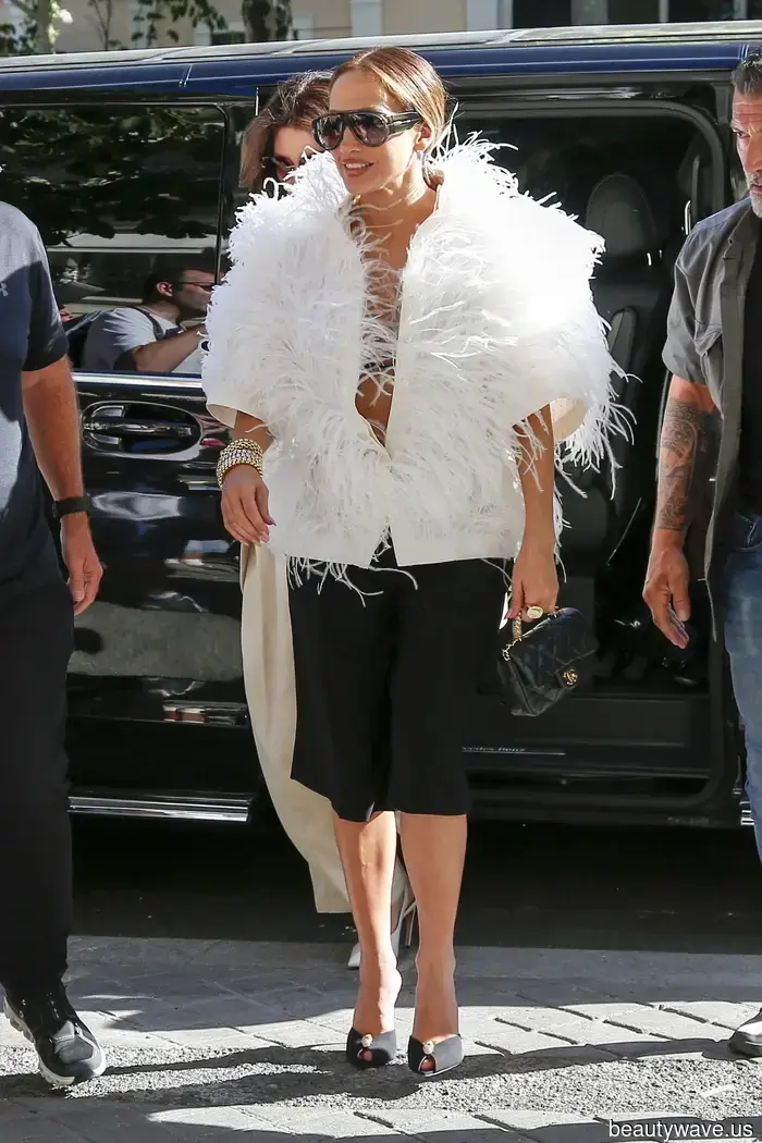 Non è nulla di ciò che ti aspetteresti: questo è il modo approvato da J.Lo per indossare i pantaloni bermuda a Parigi.