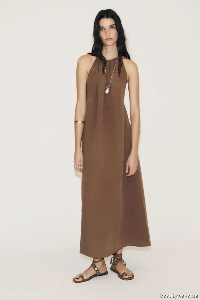 Este vestido sencillo de los años 2000 está en la maleta de todas las personas de moda este verano.