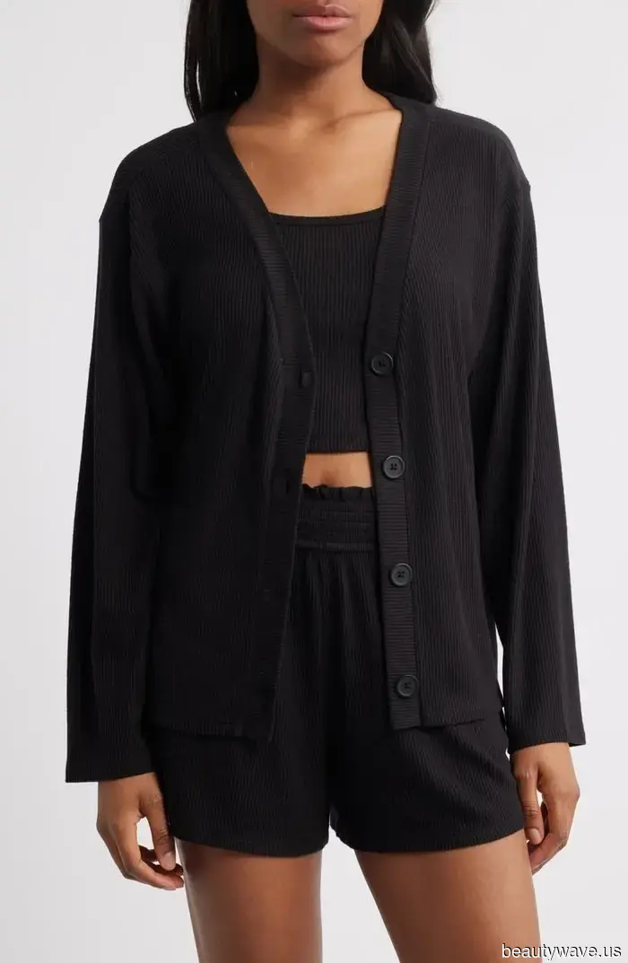 Магазин модных брендов Nordstrom, где люди покупают дорогие базовые вещи, распродан на юбилейной распродаже.