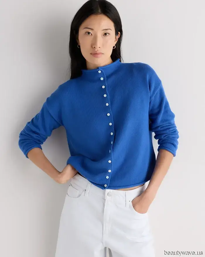 Trendy women have subtly begun to wear their jeans in this particular manner.