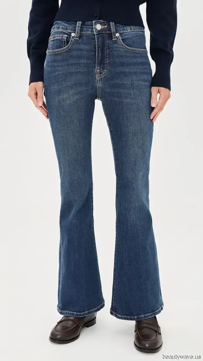 Forget the skinny jeans—women in their 40s are embracing this stylish denim trend paired with black flats instead.