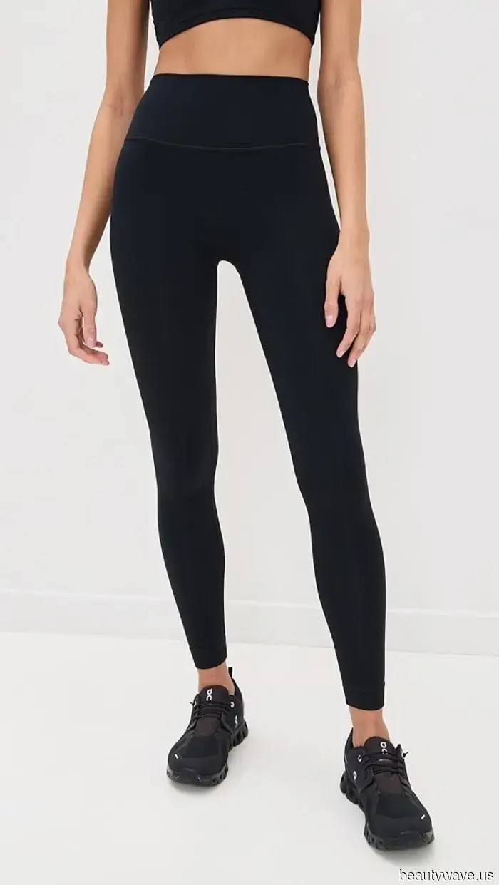 The 9 Trendiest Flat-Shoe Outfits for 2026