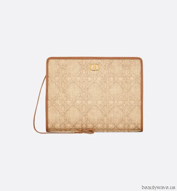 This is the chic bag style that will elevate the appearance of all your outfits, giving them a luxurious look.