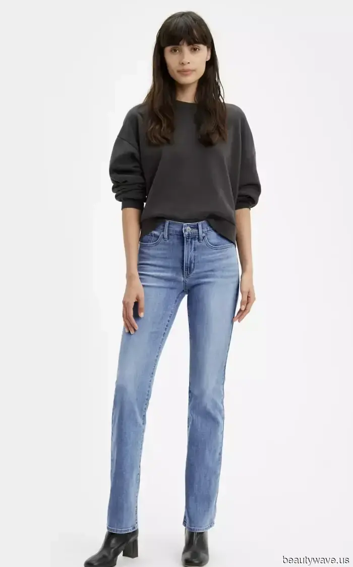 Indeed, blue skinny jeans are making a comeback—here are 7 outfits that give them a modern touch in 2025.