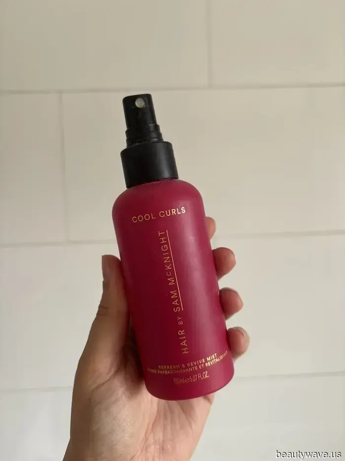 Meine Locken sahen nur am Waschtag gut aus, bis ich diese 9 Auffrischungssprays entdeckte.