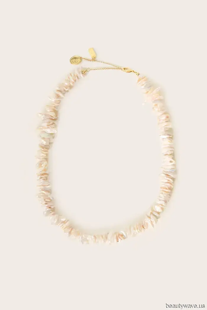 Style insiders are aware that these six summer accessory trends can elevate simple outfits to a more elegant level.