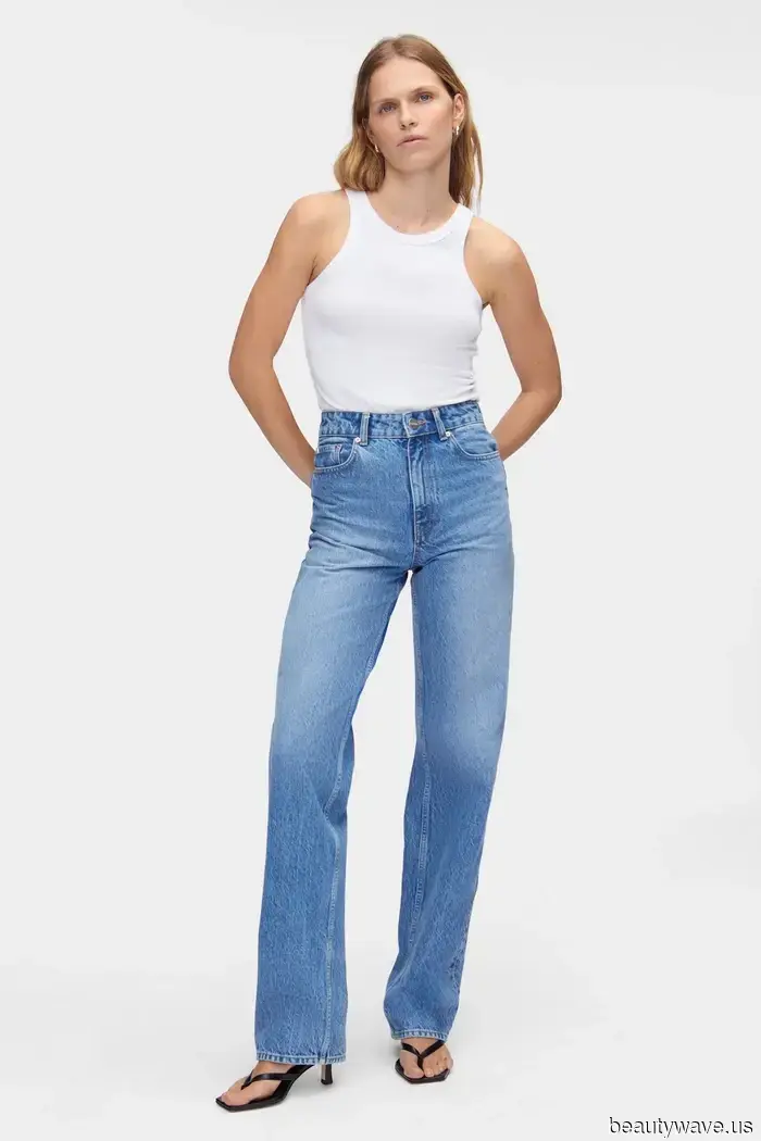 Indeed, loafers pair nicely with trousers, but Parisians understand that they look even more stylish with jeans—these outfits illustrate that perfectly.