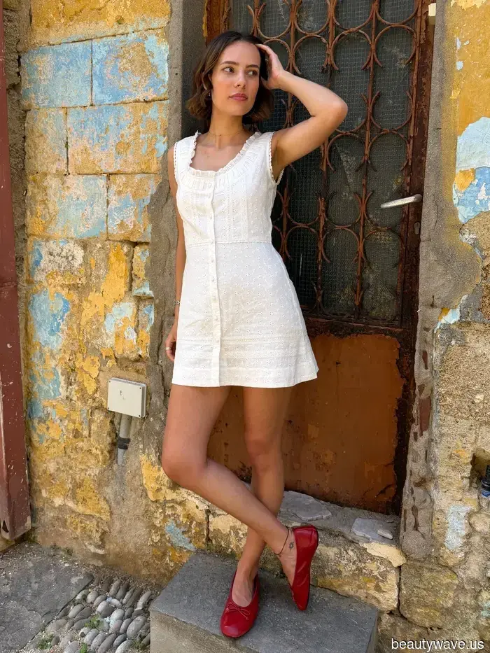 Ogni donna francese elegante ha uno di questi bei vestiti nel proprio guardaroba estivo capsule.