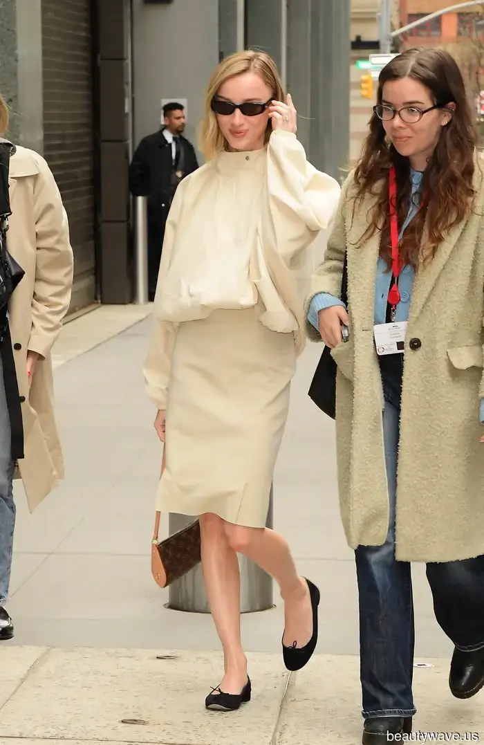 Non Sneakers, Non Sandali&mdash;Le Celebrità a NYC Indossano le Iconiche Ballerine che i Parigini Comprano in Grandi Quantità
