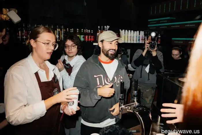 Sottile "suggerimento": il principale lirico del paese MOT in STARS COFFEE