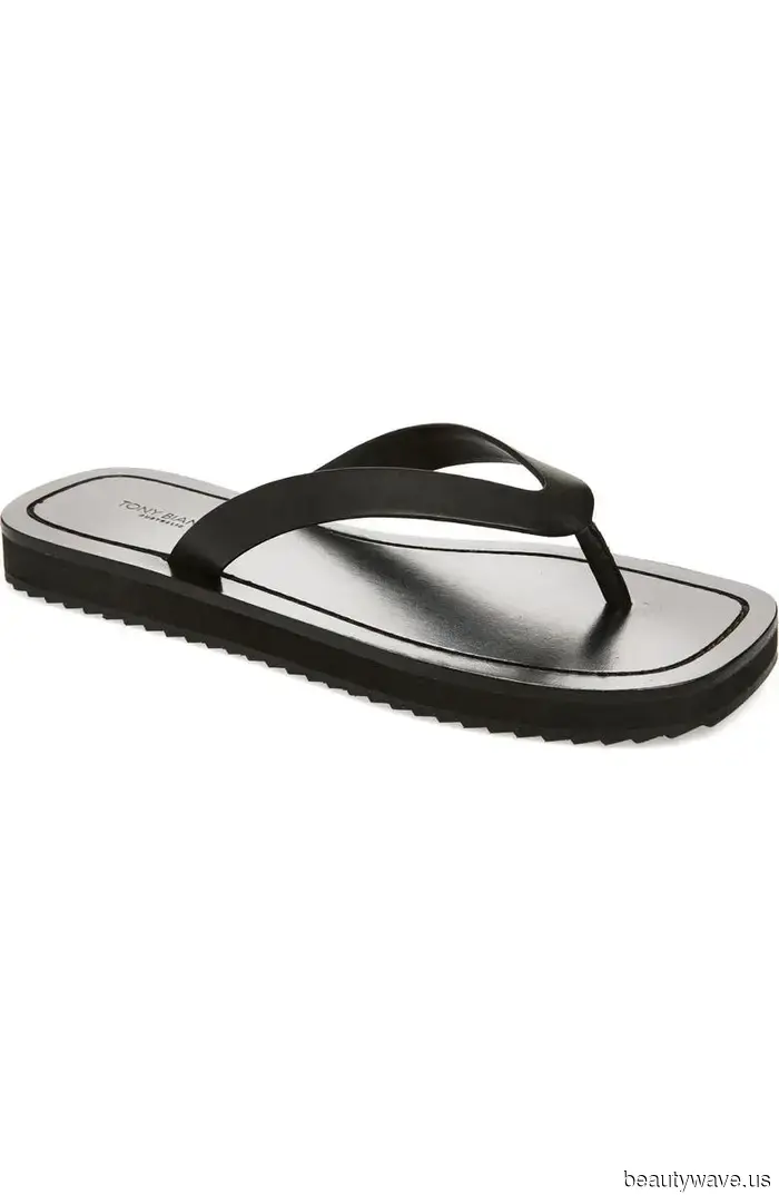 Visto en West Village: La tendencia del vestido no blanco que la gente de moda está usando sin parar con chanclas