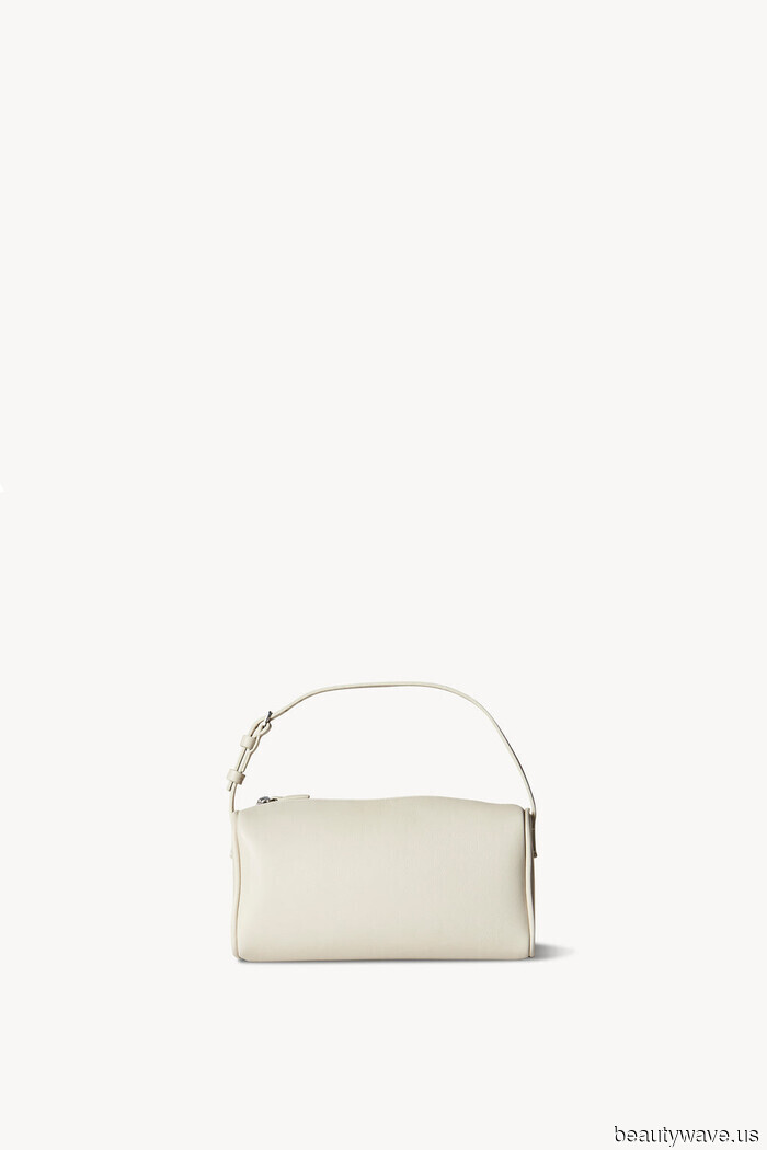 Laura Harrier no puede dejar de llevar este bolso atemporal de The Row (y no, no es un Margaux)